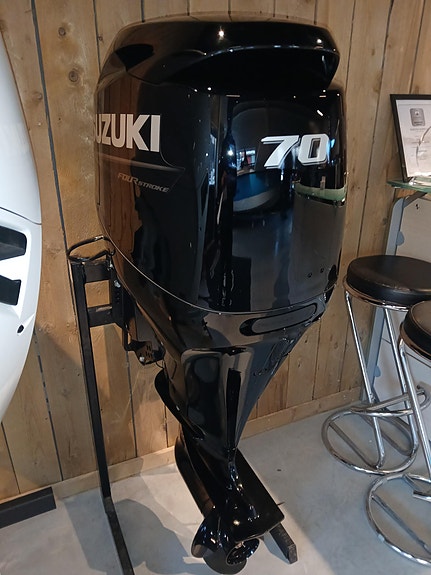 SUZUKI DF 70 ATL // MOTOR PÅ LAGER // SE DEN I VÅR UTSTILLING