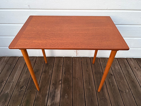 Strøkent, retro lite side-/salongbord