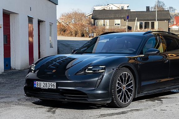 Porsche Taycan 2 of 5