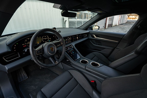Porsche Taycan 10 of 30