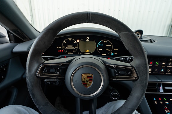 Porsche Taycan 18 of 30