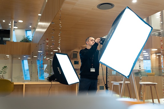 En som fikser studiolys. Foto: Preben Hunstad - Bodø kommune