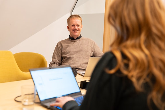 To sitter å snakker. Foto: Preben Hunstad - Bodø kommune