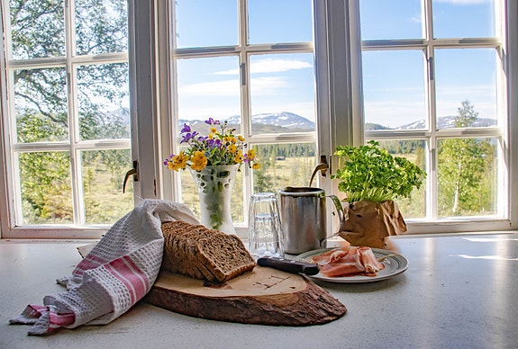 Nybakt brød på kjøkkenbenken