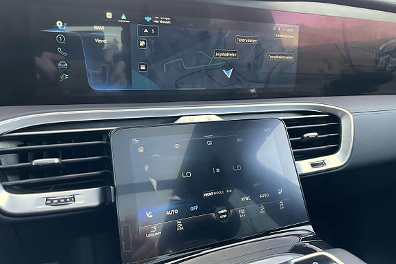 USB‑tilkobling tilgjengelig på flere rader for lading av enheter.
Digital betjening av klimaanlegget via dedikert touchpanel