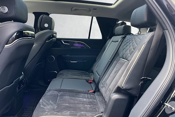 Her sitter du som på en sky, alle sitter godt i denne bilen