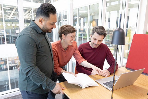 Tre kolleger foran PC