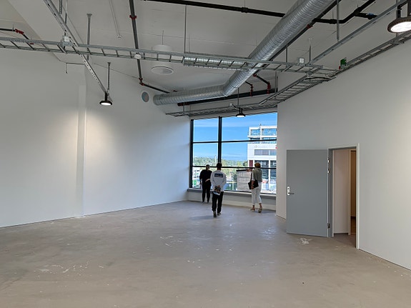 Før utbygging, store fine vinduer og 5 meter takhøyde