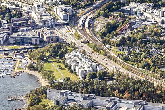 Vi holder til i piren omtrent på midten, med utsikt mot vannet