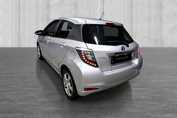 Toyota Yaris 3 of 5