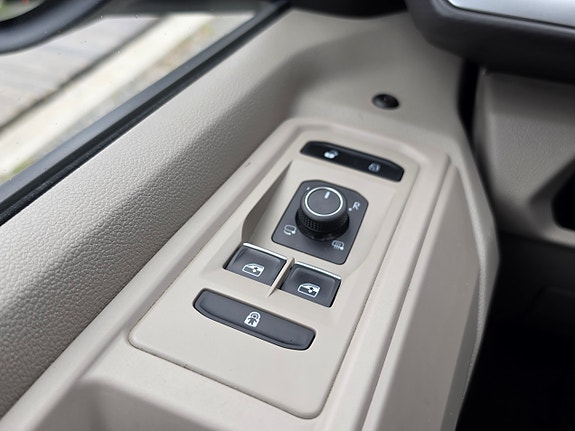 Volkswagen Multivan 13 of 18