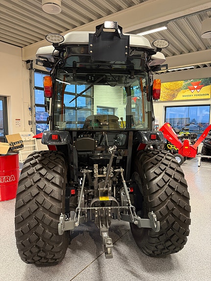 Massey Ferguson 1765M 5 of 16