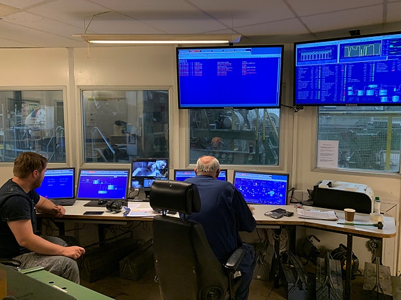 Papirproduksjonen blir drevet fra et eget operasjonsrom.