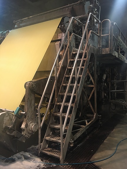 Den oppbløtte papirmassen blir sprøytet inn i papirmaskinen,.