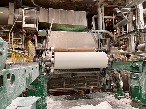 Det ferdigproduserte papiret rulles opp på store ruller og går deretter videre til vår konverteringslavdeling som lager toalett-, og tørkepapir til våre kunder.