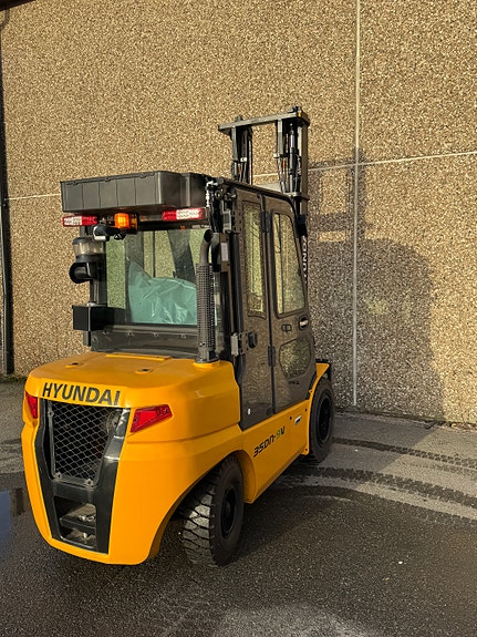 Hyundai 3,5T Diesel truck 7 of 11