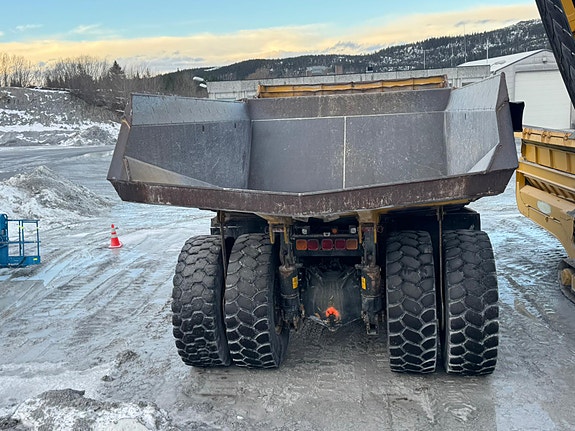 Komatsu HD605-7 10 of 30