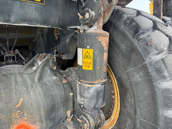 Komatsu HD605-7 18 of 30
