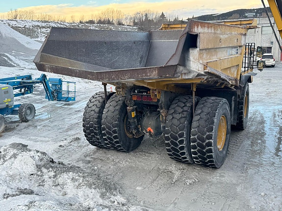 Komatsu HD605-7 8 of 30