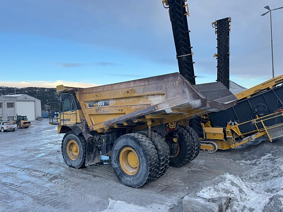 Komatsu HD605-7 3 of 30