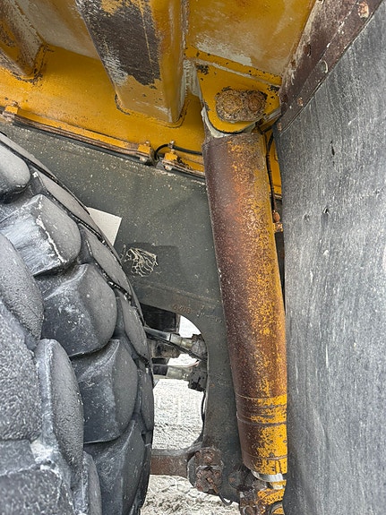 Komatsu HD605-7 26 of 30