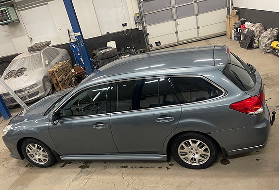 Subaru Legacy 3 of 5