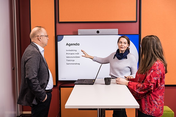 Tre kolleger i diskusjon