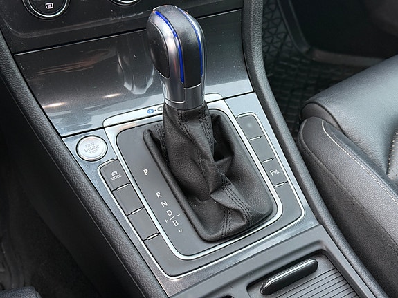 Volkswagen e-Golf VII 18 of 30