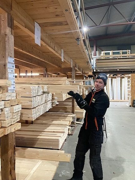 Bjørn Ivar er blandt de yngste i gjengen og trives godt på lageret.