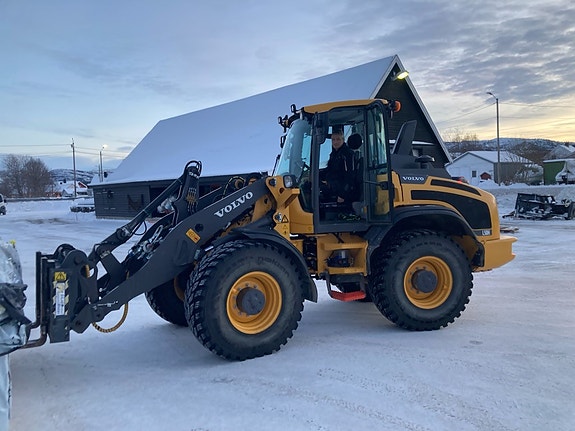 Kolbjørn har jobbet i bedriften (nesten) hele arbeidet og trives svært godt. Han trekker fram variert og praktisk arbeid som det han liker best hos Bygger`n.