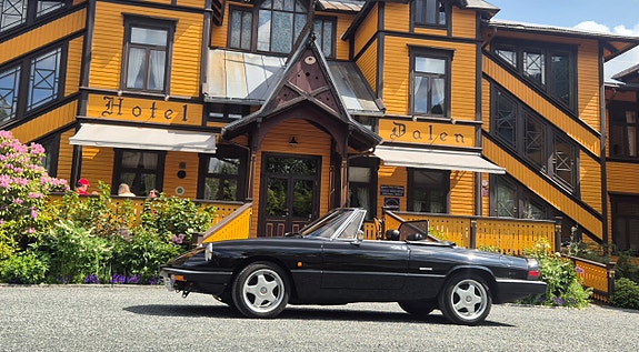 Alfa Romeo Spider 2 of 5
