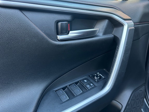 Toyota RAV4 Plug-in Hybrid 25 of 30