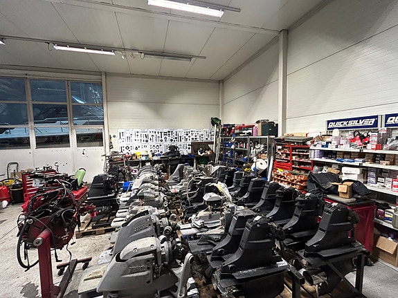 Motorverksted, vi er Mercruiser forhandler men jobber på alle merker