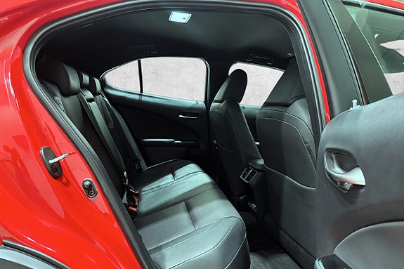 Lexus UX300e
