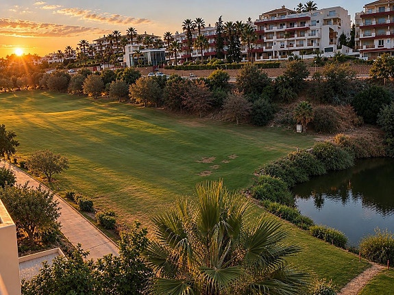 Flott penthouse med 3 soverom, 60 m² terrasser og utsikt over golfbanen
