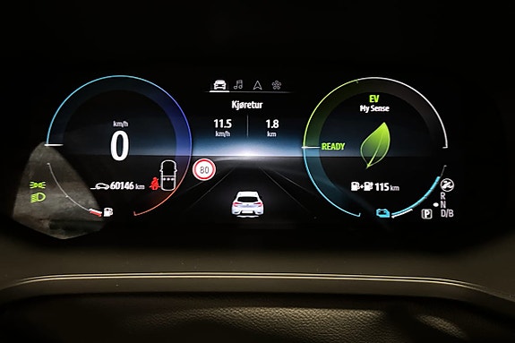 Digitalt instrumentpanel viser hastighet, energi og batteristatus effektivt.