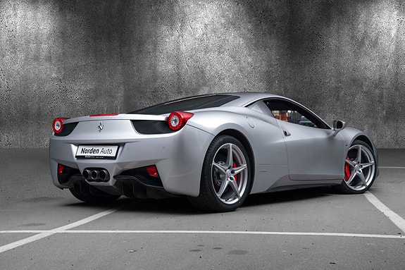 Ferrari 458 Italia 3 of 5