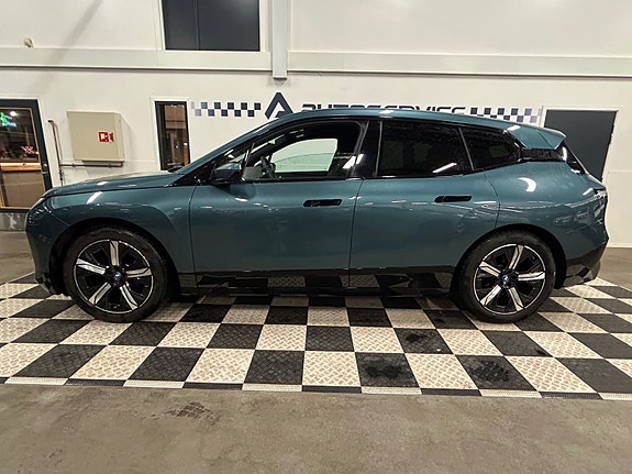 BMW iX 2 of 5