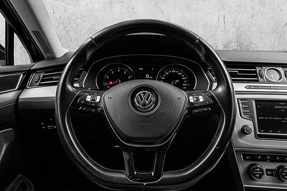Volkswagen Passat 19 of 29