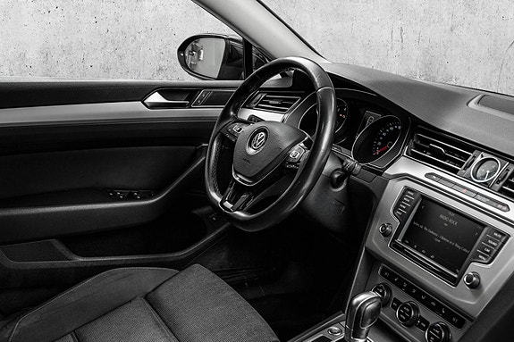 Volkswagen Passat 13 of 29