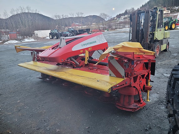 Demokjørt frontslåmaskin AF351ED