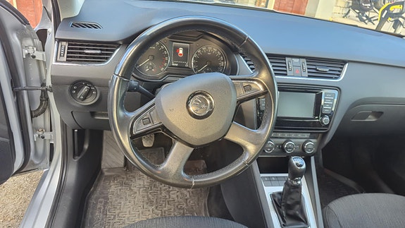 Skoda Octavia 2 of 5
