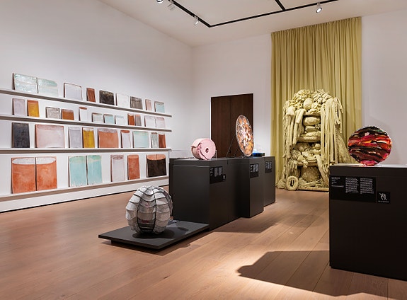 Installasjonsfoto av Årsutstillingen 2023 på Nasjonalmuseet. Foto: Nasjonalmuseet / Ina Wesenberg