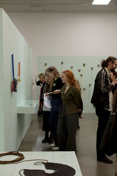 Åpningen av «Nærverk – smykkekunst og bærbare ideer» på Nitja senter for samtidskunst i år. Foto: Mikhela Greiner