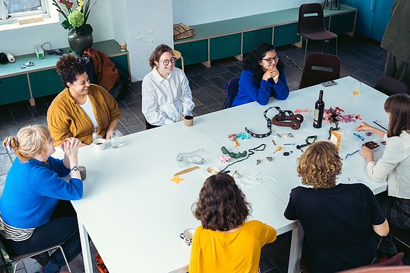 Workshop med Patricia Belli fra Temautstillingen 2023, «Time will tell, she already does» i Hordaland Kunstsenter. Foto: Runa Halleraker