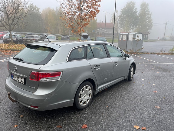 Toyota Avensis 3 of 5
