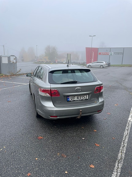 Toyota Avensis 2 of 5