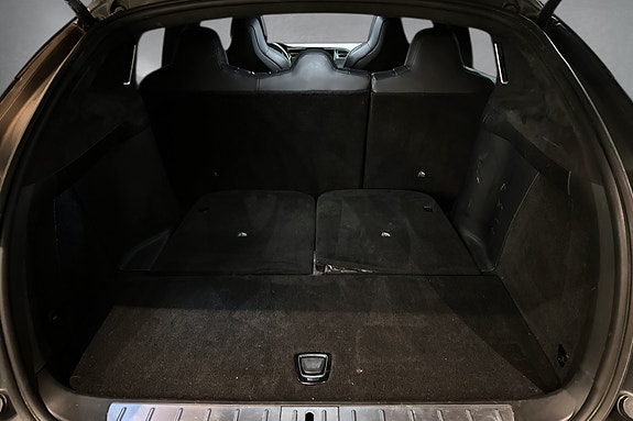 Tesla Model X 28 of 30