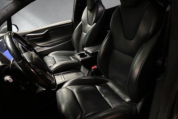 Tesla Model X 13 of 30