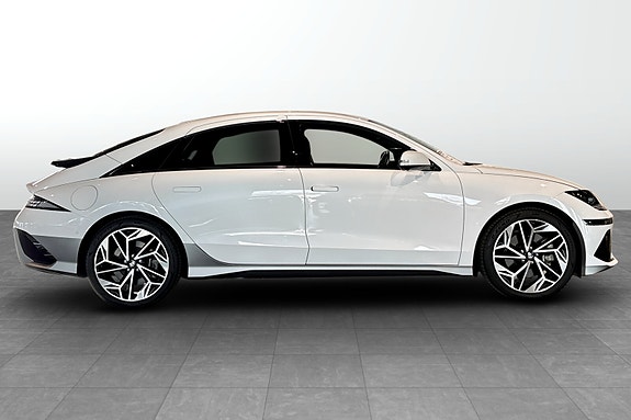 Hyundai Ioniq 6 2 of 5